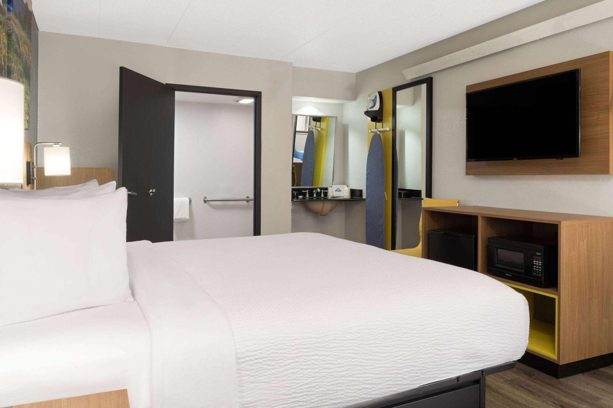 Days Inn By Wyndham Columbus Worthington Dış mekan fotoğraf